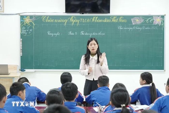 Cô Chu Thị Thu, giáo viên môn Tin học-Công nghệ dạy hợp đồng tại trường Tiểu học Đồng Phú. (Ảnh: Thanh Thủy/TTXVN)