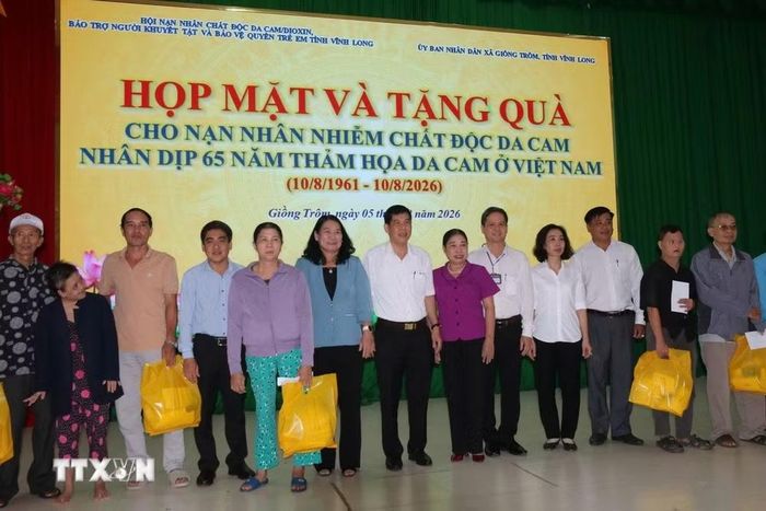 Trao quà cho các nạn nhân chất độc da cam tại xã Giồng Trôm, tỉnh Vĩnh Long. (Ảnh: Lê Thúy Hằng/TTXVN)