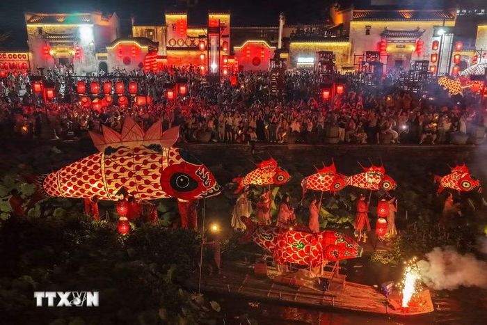 Lễ diễu hành đèn lồng cá truyền thống ở quận Huệ Châu, thành phố Hoàng Sơn, tỉnh An Huy, Trung Quốc. (Ảnh: THX/TTXVN phát)