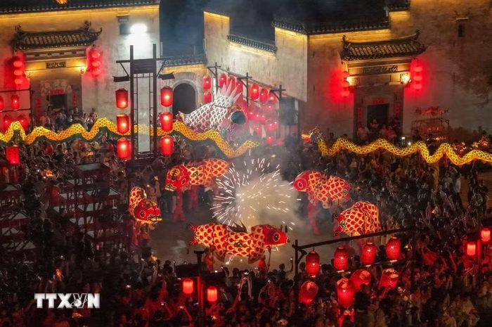 Lễ diễu hành đèn lồng cá truyền thống ở quận Huệ Châu, thành phố Hoàng Sơn, tỉnh An Huy, Trung Quốc. (Ảnh: THX/TTXVN phát)