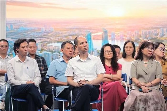 Các đại biểu tham dự tọa đàm “Tái thiết sông Hồng: Bước đột phá tư duy quy hoạch đô thị”. (Ảnh: Phan Phương/TTXVN)