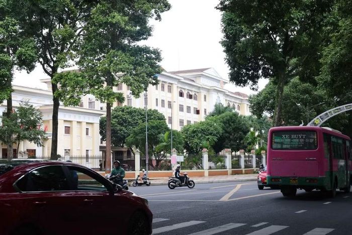 Cây xanh cổ thụ tạo nên những cánh "rừng trong phố", kết nối với những công trình kiến trúc có chi tiết mang hơi hướng kiến trúc nhà sàn, nhà dài Tây Nguyên đã tạo nên bản sắc độc đáo của đô thị Buôn Ma Thuột. (Ảnh: Kha Phạm/TTXVN)