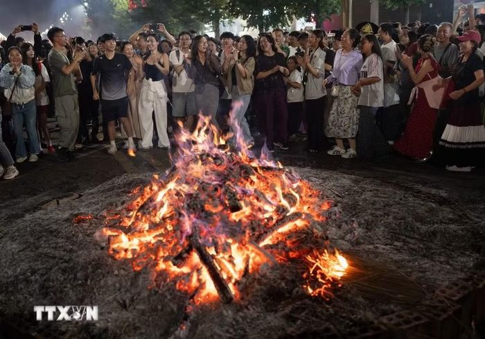 Người dân tham gia đua ngựa tại lễ hội đuốc ở tỉnh Tứ Xuyên, Trung Quốc. (Ảnh: THX/TTXVN phát)