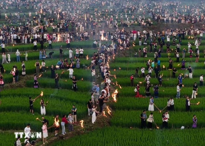 Lễ hội đuốc diễn ra từ ngày 2-4/8 tại huyện Việt Tây, tỉnh Tứ Xuyên, Tây Nam Trung Quốc, với nhiều hoạt động đặc sắc như đêm hội đuốc, các cuộc thi văn hóa dân gian, thi hát và múa truyền thống. (Ảnh: THX/TTXVN phát)