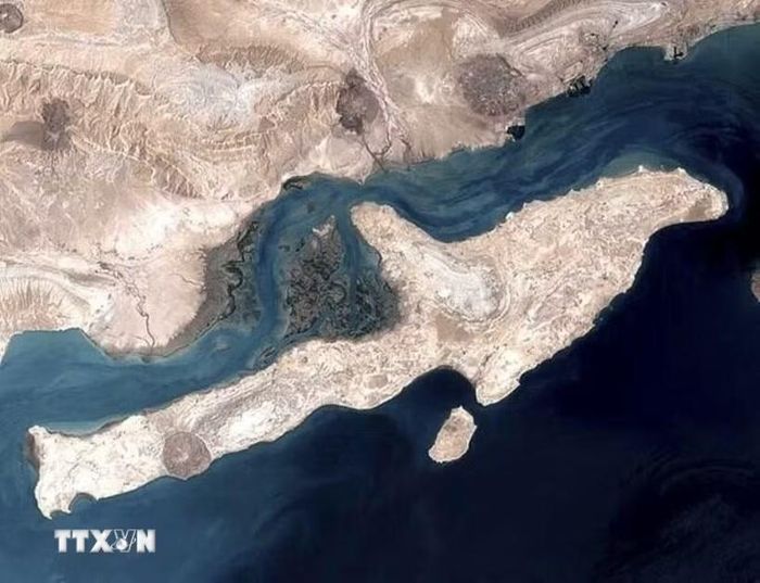 Một trong những nội dung quan trọng trong thỏa thuận là việc Iran mở lại hoàn toàn eo biển Hormuz. (Ảnh: IRNA/TTXVN)