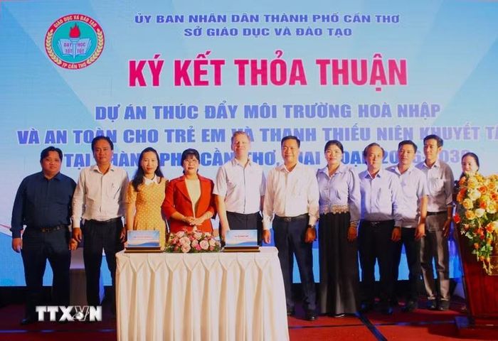 Các bên ký kết Biên bản hợp tác. (Ảnh: Ánh Tuyết/TTXVN)
