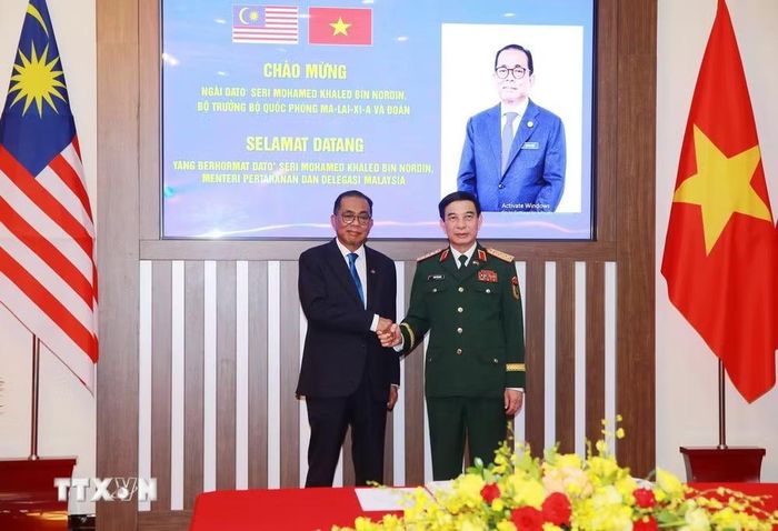 Phó Thủ tướng, Bộ trưởng Quốc phòng Phan Văn Giang và Bộ trưởng Quốc phòng Malaysia Dato Seri Mohamed Khaled Bin Nordin chụp ảnh chung trước khi hội đàm. (Ảnh: Trọng Đức/TTXVN)