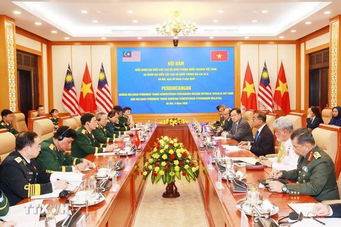 Phó Thủ tướng, Bộ trưởng Quốc phòng Phan Văn Giang và Bộ trưởng Quốc phòng Malaysia Dato Seri Mohamed Khaled Bin Nodrin hội đàm. (Ảnh: Trọng Đức/TTXVN)
