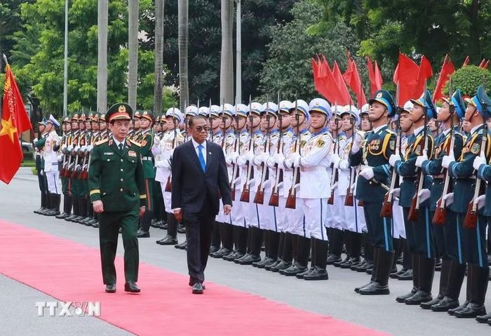 Phó Thủ tướng, Bộ trưởng Quốc phòng Phan Văn Giang và Bộ trưởng Quốc phòng Malaysia Dato Seri Mohamed Khaled Bin Nordin duyệt Đội danh dự Quân đội nhân dân Việt Nam. (Ảnh: Trọng Đức/TTXVN)