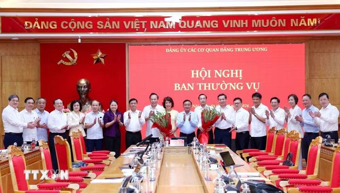 Thường trực Ban Bí thư Trần Cẩm Tú cùng các đồng chí Ban Thường vụ Đảng ủy các cơ quan Đảng Trung ương chúc mừng các đồng chí nhận nhiệm vụ mới. (Ảnh: Phương Hoa/TTXVN)
