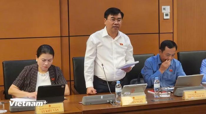 Đại biểu Quốc hội Võ Tiến Nghị (đoàn Quảng Trị) kiến nghị Chính phủ cân đối nguồn vốn theo từng giai đoạn cho Dự án đường sắt Lào Cai-Hà Nội-Hải Phòng. (Ảnh: Việt Hùng/Vietnam+)