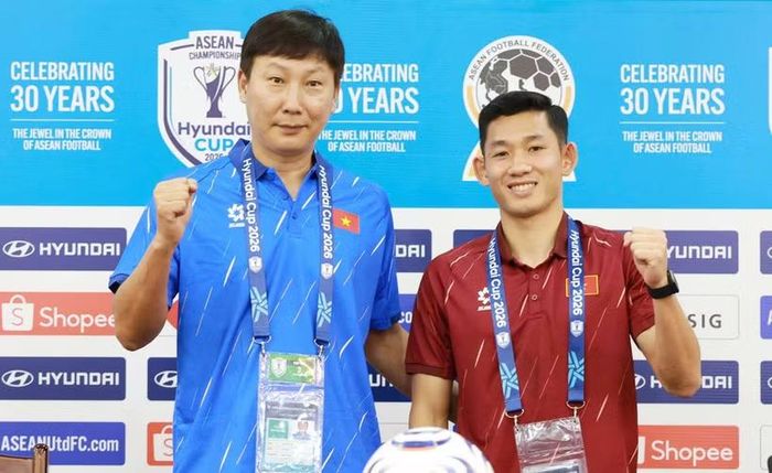 Huấn luyện viên Kim Sang-sik (áo xanh) đặt quyết tâm cùng tuyển Việt Nam thắng trận đầu tiên trên sân Mỹ Đình tại ASEAN Cup 2026. (Ảnh: VFF)