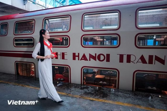 Tàu Du lịch Hà Nội 5 cửa ô đưa du khách tham quan miền di sản Bắc Ninh. (Ảnh: Hoài Nam/Vietnam+)