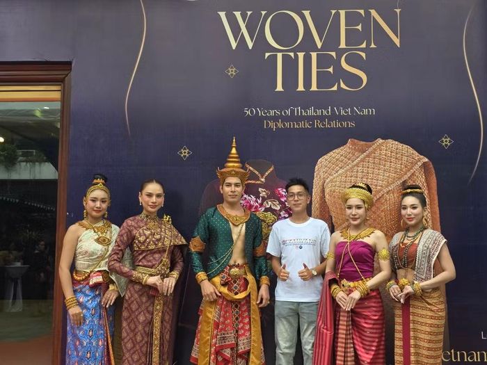 Du khách Việt chụp ảnh kỷ niệm với nghệ sỹ Thái Lan trong loạt trang phục truyền thống, trang phục biểu diễn. (Ảnh: Minh Anh/Vietnam+)