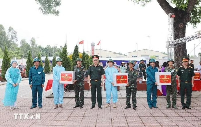 Đoàn công tác trao quà, động viên các lực lượng trực tiếp thực hiện nhiệm vụ lấy mẫu hài cốt liệt sỹ tại xã Bắc Lũng. (Ảnh: TTXVN phát)