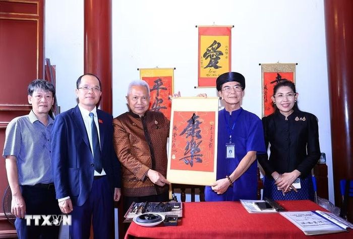 Chủ tịch Quốc hội kiêm Chủ tịch Hạ viện Thái Lan Sophon Zaram cùng các đại biểu chụp ảnh chung tại Đền Ngọc Sơn (Hà Nội). (Ảnh: Tuấn Anh/TTXVN)