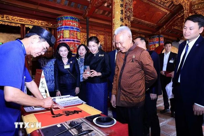 Chủ tịch Quốc hội kiêm Chủ tịch Hạ viện Thái Lan Sophon Zaram thưởng thức nghệ thuật viết thư pháp tại Đền Ngọc Sơn. (Ảnh: Tuấn Anh/TTXVN)