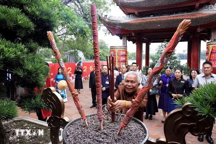 Chủ tịch Quốc hội kiêm Chủ tịch Hạ viện Thái Lan dâng hương tại Đền Ngọc Sơn. (Ảnh: Tuấn Anh/TTXVN)