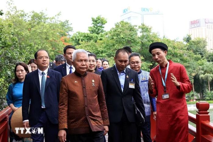 Chủ tịch Quốc hội kiêm Chủ tịch Hạ viện Thái Lan Sophon Zaram thăm Đền Ngọc Sơn (Hà Nội). (Ảnh: Tuấn Anh/TTXVN)
