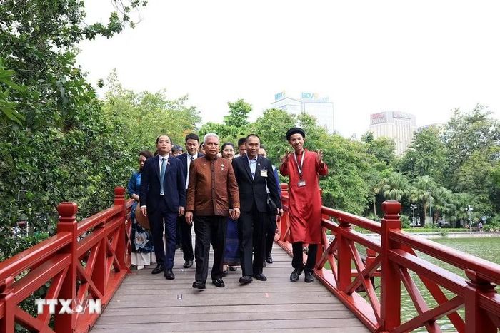 Chủ tịch Quốc hội kiêm Chủ tịch Hạ viện Thái Lan Sophon Zaram thăm đền Ngọc Sơn (Hà Nội). (Ảnh: Tuấn Anh/TTXVN)