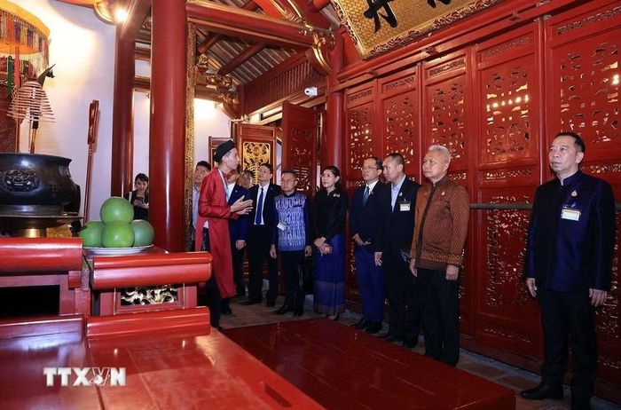 Chủ tịch Quốc hội kiêm Chủ tịch Hạ viện Thái Lan Sophon Zaram thăm Đền Ngọc Sơn. (Ảnh: Tuấn Anh/TTXVN)