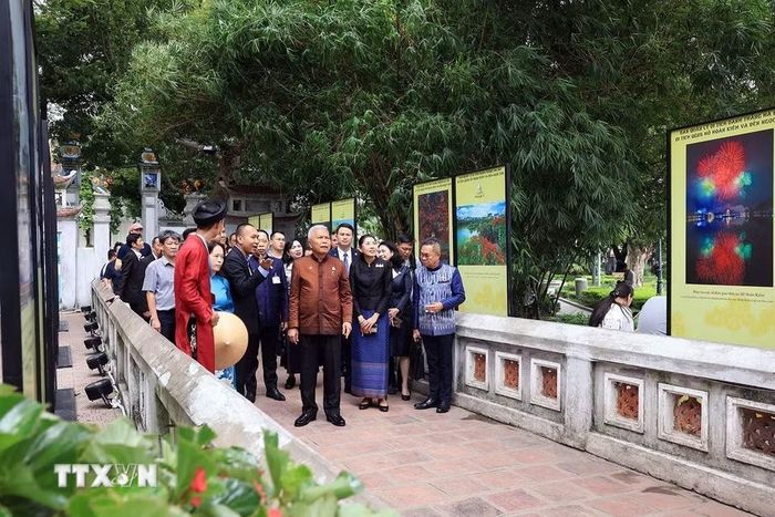 Chủ tịch Quốc hội kiêm Chủ tịch Hạ viện Thái Lan Sophon Zaram thăm đền Ngọc Sơn (Hà Nội). (Ảnh: Tuấn Anh/TTXVN)