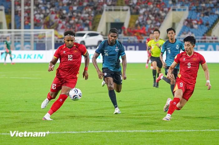 Xuân Son (số 12) hoặc Đình Bắc có thể ghi bàn mang về lợi thế sớm cho đội tuyển Việt Nam, giúp huấn luyện viên Kim Sang-sik thực hiện xoay tua đội hình trong hiệp hai. (Ảnh: Việt Anh/Vietnam+)