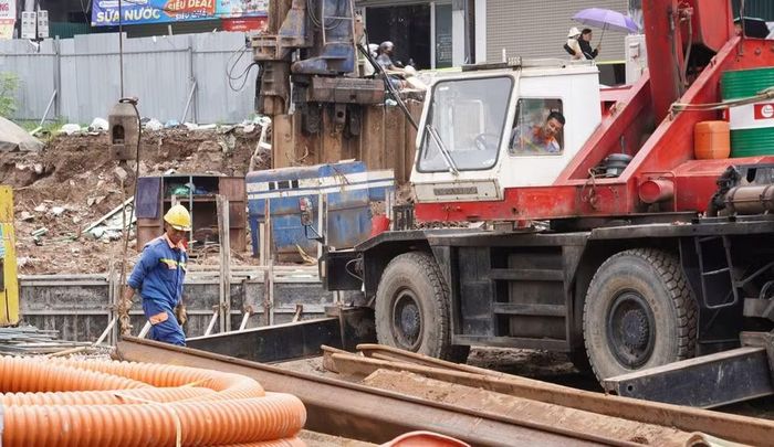 Thi công dự án đường Vành đai 1 đoạn Hoàng Cầu-Voi Phục. (Ảnh: Nguyễn Thắng/TTXVN)
