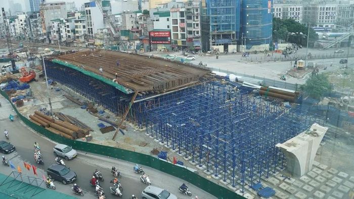 Nhà thầu tăng tốc thi công cầu vượt tại nút giao Láng Hạ. (Ảnh: Nguyễn Thắng/TTXVN)