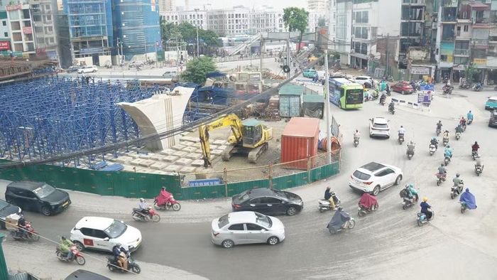 Cầu vượt tại nút giao Láng Hạ có bề rộng 18m, bố trí 4 làn xe hai chiều với tổng chiều dài hơn 250m đang được khẩn trương thi công. (Ảnh: Nguyễn Thắng/TTXVN)