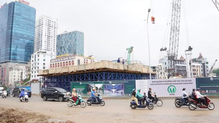 Cầu vượt tại nút giao Nguyễn Chí Thanh có quy mô 4 làn xe, rộng 18m và dài hơn 220m, đang từng bước hoàn thiện các hạng mục kết cấu. (Ảnh: Nguyễn Thắng/TTXVN)