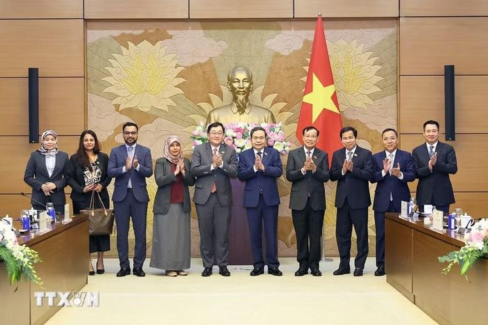 Chủ tịch Quốc hội Trần Thanh Mẫn với đại biểu. (Ảnh: Doãn Tấn/TTXVN)