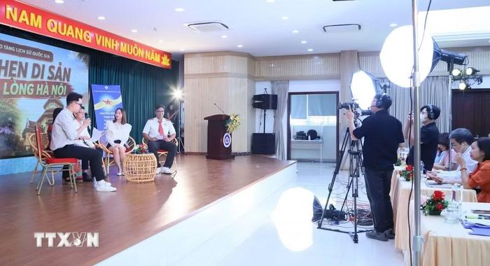 Livestream giới thiệu các sản phẩm du lịch văn hóa gắn với di sản, văn hóa kiến trúc trên địa bàn phường Cửa Nam (Hà Nội). (Ảnh: Nguyễn Cúc/TTXVN)