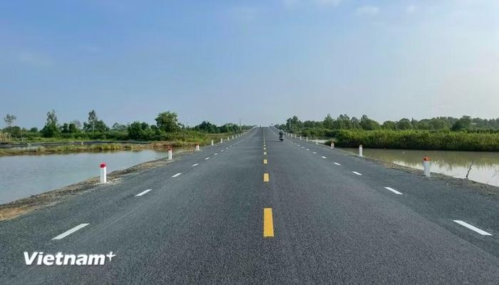 Tuyến đường Quốc lộ 1 đoạn qua tỉnh Cà Mau. (Ảnh: Việt Hùng/Vietnam+)