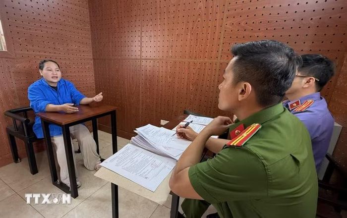 Đối tượng Văn Thị Thúy tại cơ quan Công an. (Ảnh: TTXVN phát)