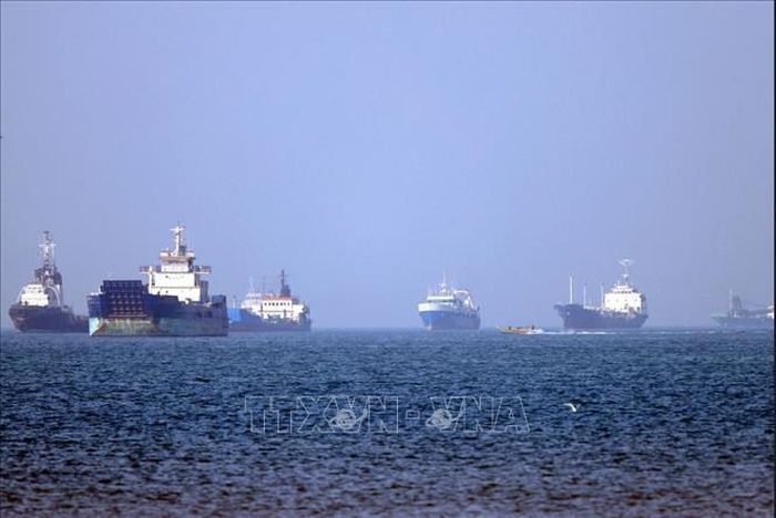 Tàu thuyền ở eo biển Hormuz, gần thành phố cảng Bandar Abbas, Iran. Ảnh: The Guardian/TTXVN