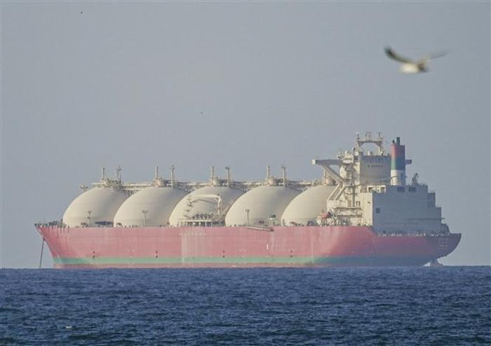 Con tàu di chuyển qua eo biển Hormuz. Ảnh: AA/TTXVN