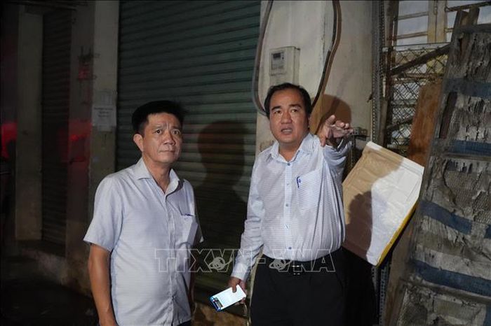 Lãnh đạo Ủy ban nhân dân phường Trấn Biên, thành phố Đồng Nai chỉ đạo tại hiện trường vụ cháy.