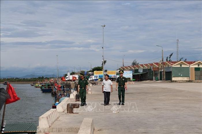 Lực lượng Biên phòng phối hợp cùng thành viên Tổ chức cộng đồng nghề cá ven bờ xã Lộc Hà tuần tra, giám sát hoạt động khai thác hải sản trên biển.