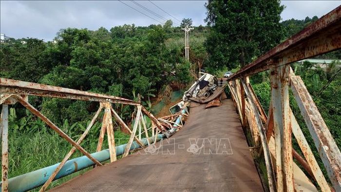 Tài xế và phụ xe may mắn thoát nạn khi xe tải cẩu bị rơi xuống cầu.