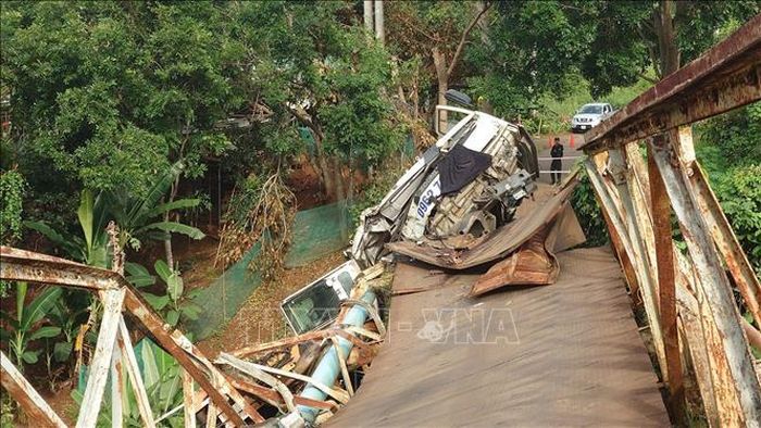 Vụ tai nạn không gây thiệt hại về người nhưng khiến cầu Đắk Lung bị hư hỏng nghiêm trọng.