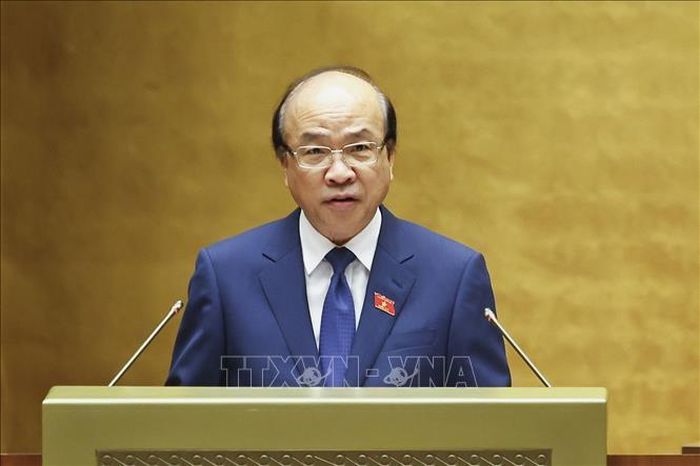 Chủ nhiệm Ủy ban Pháp luật và Tư pháp của Quốc hội Phan Chí Hiếu trình bày Báo cáo thẩm tra. Ảnh: Doãn Tấn/TTXVN