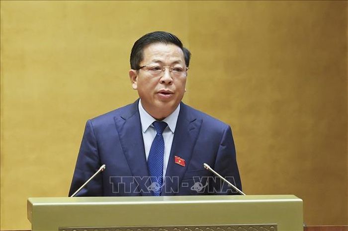 Bộ trưởng Bộ Xây dựng Trần Hồng Minh, thừa ủy quyền của Thủ tướng Chính phủ trình bày tờ trình về 02 nội dung: Chủ trương đầu tư Dự án đầu tư xây dựng đường Vành đai 5 - Vùng Thủ đô Hà Nội; việc điều chỉnh chủ trương đầu tư Dự án đầu tư xây dựng tuyến đường sắt Lào Cai - Hà Nội - Hải Phòng. Ảnh: Doãn Tấn/TTXVN