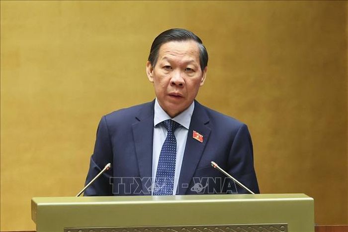 Chủ nhiệm Ủy ban Kinh tế và Tài chính của Quốc hội Phan Văn Mãi trình bày báo cáo thẩm tra. Ảnh: Doãn Tấn/TTXVN