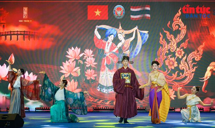 Nhiều chương trình giao lưu văn hóa Thái Lan được tổ chức tại Thủ đô Hà Nội, góp phần tăng cường giao lưu và thắt chặt tình hữu nghị giữa nhân dân Việt Nam và Thái Lan.