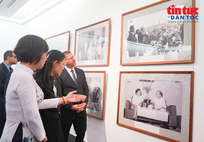 Các đại biểu tham quan triển lãm ảnh với chủ đề "Lăng kính Ngoại giao: 50 năm Quan hệ Thái Lan – Việt Nam".