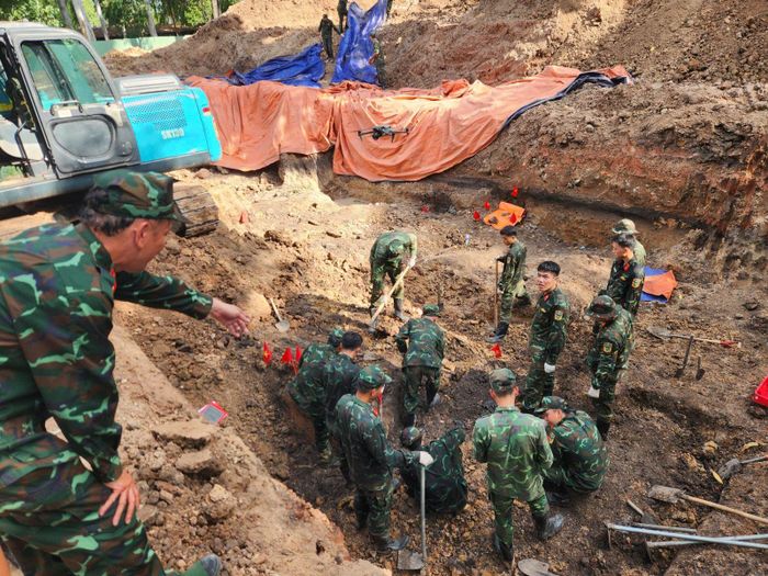 Lực lượng chức năng huy động phương tiện cơ giới, mở rộng phạm vi tìm kiếm hài cốt liệt sĩ tại Khu B, Công viên Lê Thị Riêng. Ảnh: Mạnh Linh/Báo Tin tức và Dân tộc