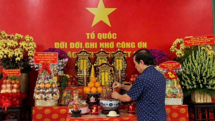 Ông Lê Chí Công thắp hương bia tưởng niệm mẹ là liệt sĩ Lê Thị Riêng tại Công viên mang tên bà - Lê Thị Riêng. Đây cũng là nơi lực lượng chức năng đang tìm kiếm, quy tập hài cốt liệt sĩ.