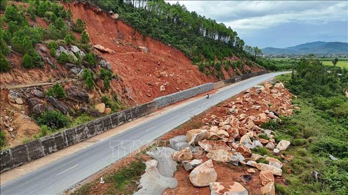 Đất đá từng nhiều lần tràn xuống mặt đường đoạn qua thôn Kim Sơn, xã Kỳ Xuân gây ảnh hưởng đến giao thông.