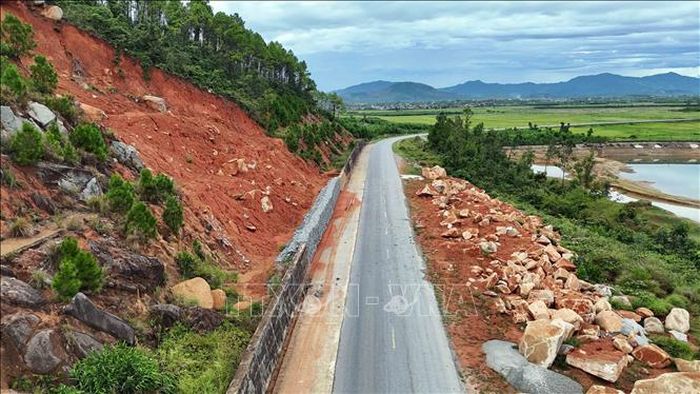 Điểm sạt lở trên đường tỉnh 547 (đường ven biển) đoạn qua thôn Kim Sơn, xã Kỳ Xuân.